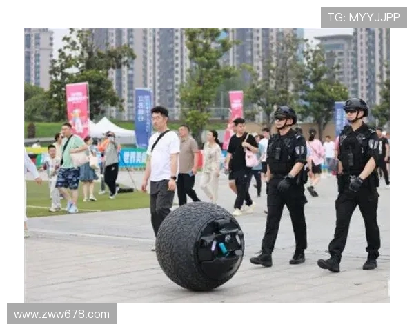 苏超赛场惊现 “钢铁战队”：机器人裁判与球形战警重塑赛事生态(3)